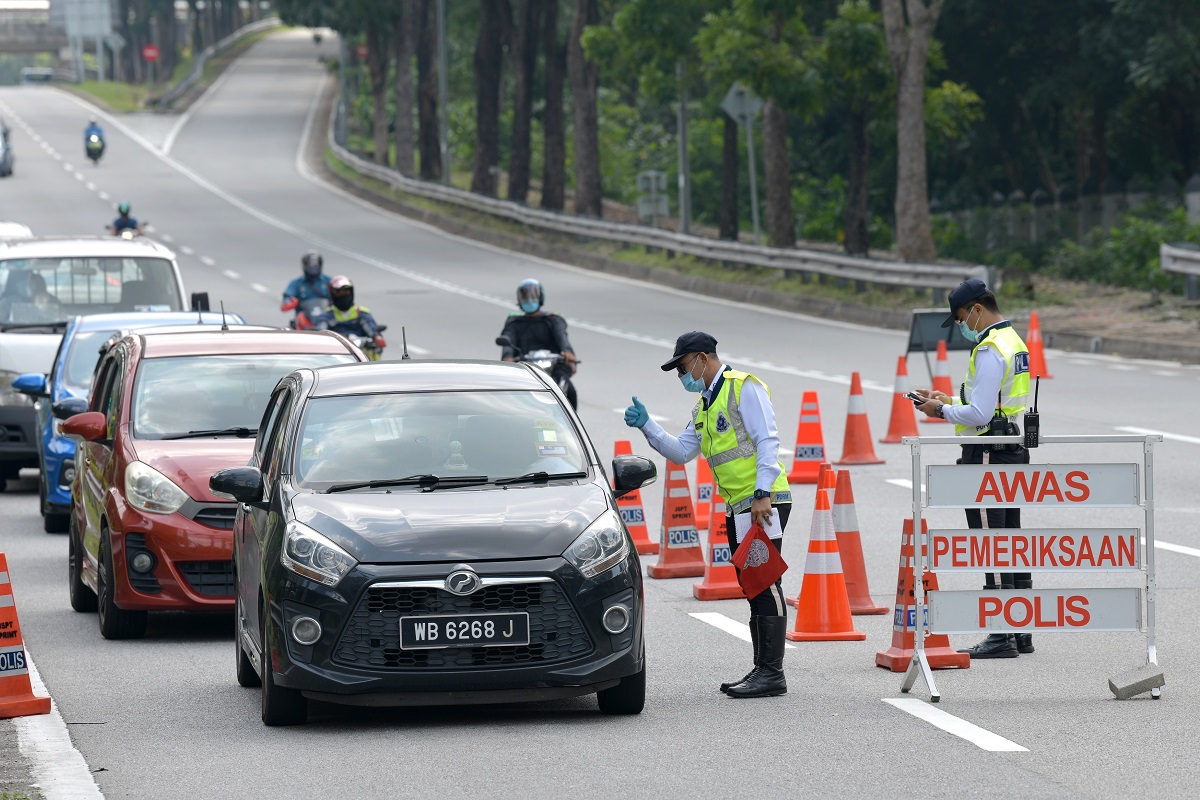 A police roadblock as seen in Kuala Lumpur yesterday. The country's cumulative confirmed Covid-19 infections rose to 633,891 today since the pandemic struck the nation last year. (Photo by Mohd Suhaimi Mohamed Yusuf/The Edge)